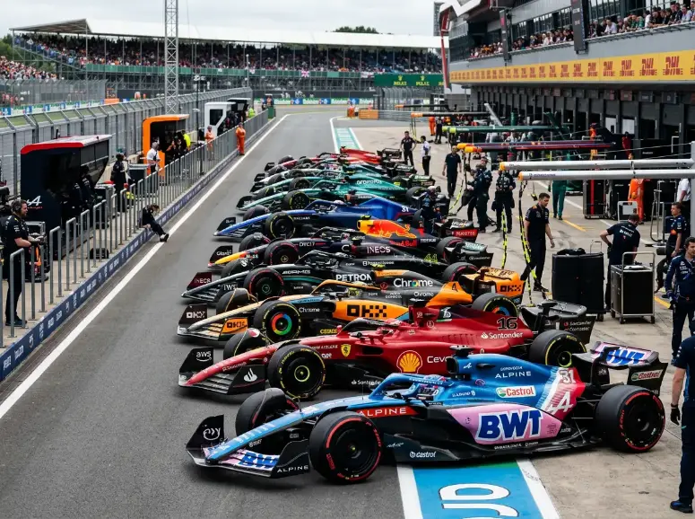 Monolugares de diferentes escuderias de Formula 1 alinhados na pit lane antes da corrida
