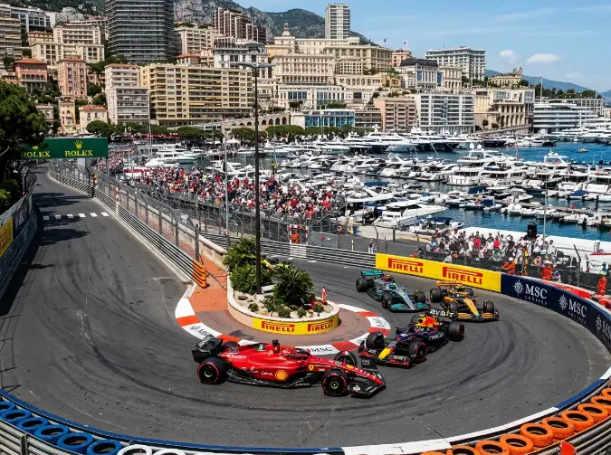 Curva do circuito de Monte Carlo em Monaco com monolugares de Formula 1 entre as barreiras de seguranca