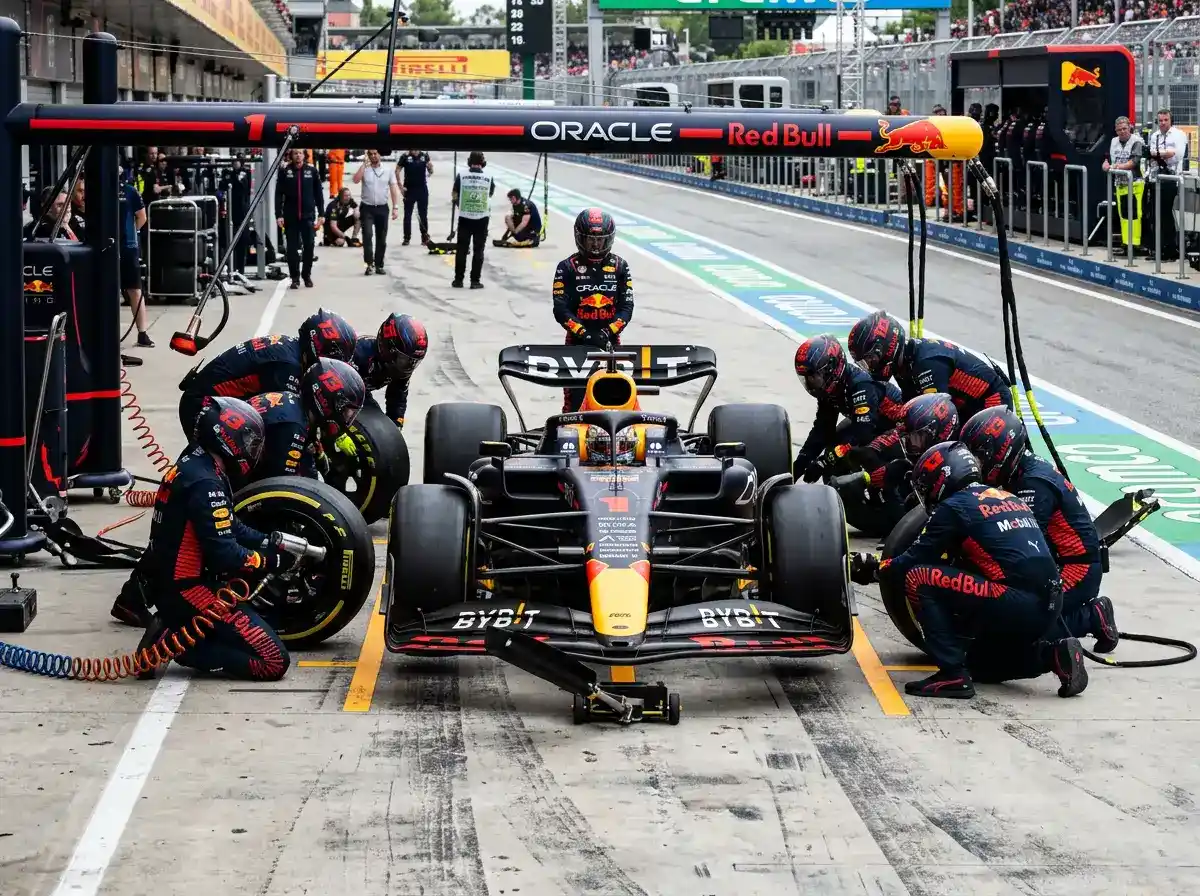 Equipa de mecanicos a realizar pit stop num monolugar de Formula 1 com troca de pneus em andamento